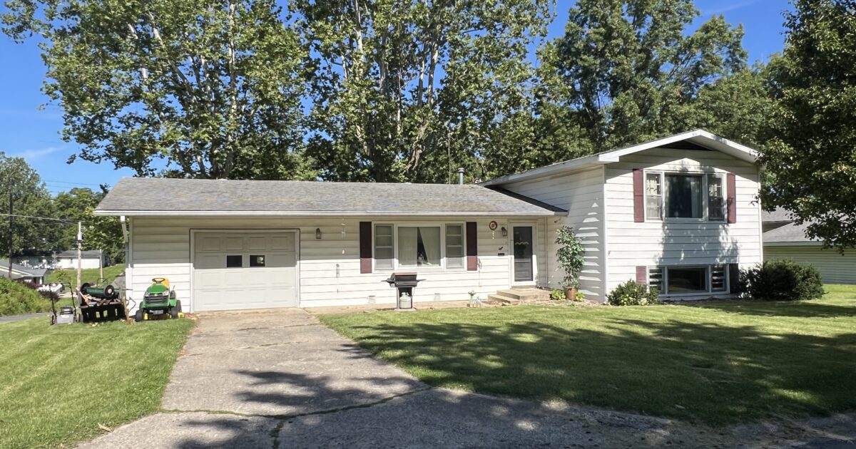 8 Crestwood Dr., Carlinville, IL 62626 Goodman Agency